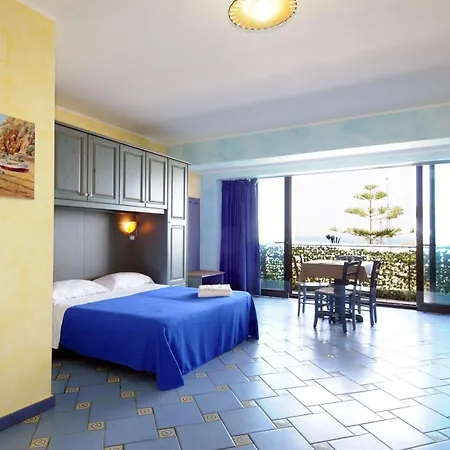 Three-room A Stones Throw From The Sea Messina